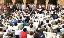 मंत्री की मौजूदगी- भिड़े भाजपाई-किसान, लगे भाजपा मुर्दाबाद के नारे मंत्री की मौजूदगी- भिड़े भाजपाई-किसान, लगे भाजपा मुर्दाबाद के नारे