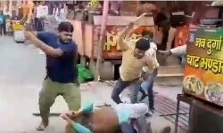 बात चाट के पत्ते की- चल गये लाठी-डंडे, मची अफरा-तफरी बात चाट के पत्ते की- चल गये लाठी-डंडे, मची अफरा-तफरी