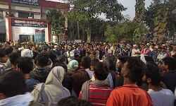 सुनो बालियान साहब- 10 से हजार होने में वक्त नहीं लगता- थाने पर भारी भीड़ सुनो बालियान साहब- 10 से हजार होने में वक्त नहीं लगता- थाने पर भारी भीड़