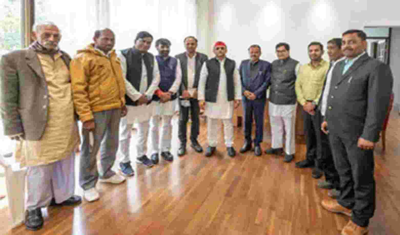 BSP छोड सपा में शामिल हुये पूर्व MLA BSP छोड सपा में शामिल हुये पूर्व MLA