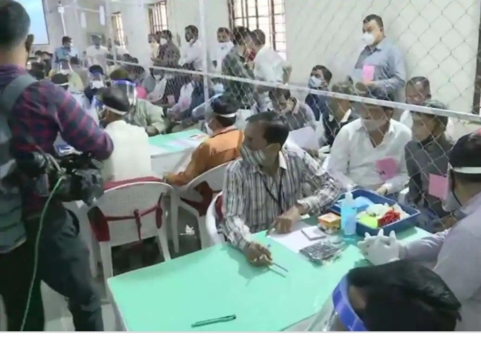 चुनावों की मतगणना में भाजपा आगे, आप ने भी खोला खाता चुनावों की मतगणना में भाजपा आगे, आप ने भी खोला खाता