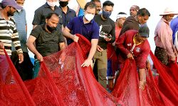 राहुल सांकेतिक प्रदर्शन में मछुआरों का साथ देने के लिए समुद्र में उतरे