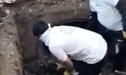 DM ने उठाया तसला- नाले में अचानक उतरे DM ने उठाया तसला- नाले में अचानक उतरे