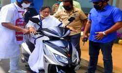 भारी पड़ी स्कूटर की सवारी- बाल-बाल बचीं दीदी भारी पड़ी स्कूटर की सवारी- बाल-बाल बचीं दीदी