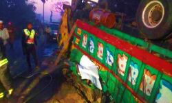 सड़क दुर्घटना में छह की मौत, 50 से अधिक घायल सड़क दुर्घटना में छह की मौत, 50 से अधिक घायल