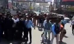 सड़क पर उतरे वकील-विरोध में बनाई मानव श्रृंखला सड़क पर उतरे वकील-विरोध में बनाई मानव श्रृंखला