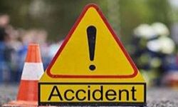 खड़े ट्रक से बाइक टकरायी, तीन मरे