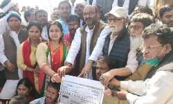 प्रियंका के वादे को लल्लू ने किया पूरा, की पीडितों की आर्थिक मदद प्रियंका के वादे को लल्लू ने किया पूरा, की पीडितों की आर्थिक मदद