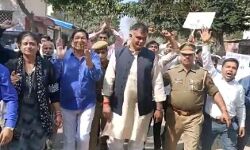 बैठे रहे ऊर्जा मंत्री-भाजपा नेता को वकीलों ने दौड़ाया बैठे रहे ऊर्जा मंत्री-भाजपा नेता को वकीलों ने दौड़ाया