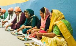 प्रियंका ने सुना भजन- नीचे बैठकर किया भोजन