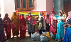 बच्चों को वितरित की जर्सी व जुराबे बच्चों को वितरित की जर्सी व जुराबे