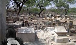 घर से महिला को उठाया- ले गये कब्रिस्तान- किया गैंगरेप