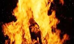 बार-बार तबादले से गुस्साये सफाईकर्मी ने लगाई आग बार-बार तबादले से गुस्साये सफाईकर्मी ने लगाई आग