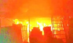 दो फैक्ट्रियों में लगी भीषण आग, लाखो का नुकसान दो फैक्ट्रियों में लगी भीषण आग, लाखो का नुकसान