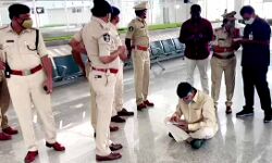 पूर्व सीएम को चुनाव प्रचार पड़ा महंगा, लिया हिरासत में, दिया धरना पूर्व सीएम को चुनाव प्रचार पड़ा महंगा, लिया हिरासत में, दिया धरना