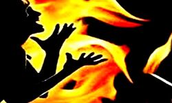 सिपाही के पति ने मकान मालिक के परिवार पर छिड़का पेट्रोल- लगा दी आग
