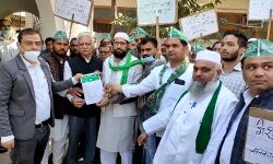 पेट्रोल-डीजल के बढ़ते दामों के विरोध में सड़क पर उतरी AIMIM पेट्रोल-डीजल के बढ़ते दामों के विरोध में सड़क पर उतरी AIMIM