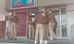 पाॅश इलाके में दिनदहाड़े हथियारों के बल पर 10 लाख की लूट