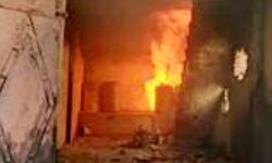 धमाके के साथ फटे ड्रम-काला धुआं छाया- दो गंभीर धमाके के साथ फटे ड्रम-काला धुआं छाया- दो गंभीर