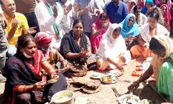 सड़क पर धरा चूल्हा- बनाई रोटियां- परोसा प्यार सड़क पर धरा चूल्हा- बनाई रोटियां- परोसा प्यार