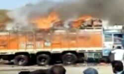 हादसा- धूं-धूं कर जल उठा सड़क पर चलता ट्रक हादसा- धूं-धूं कर जल उठा सड़क पर चलता ट्रक