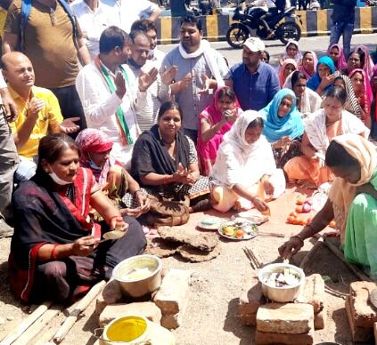 सड़क पर धरा चूल्हा- बनाई रोटियां- परोसा प्यार