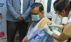 कोरोनाः माता-पिता के साथ केजरीवाल ने लगवाया टीका कोरोनाः माता-पिता के साथ केजरीवाल ने लगवाया टीका