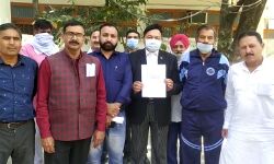 DM को दिया ज्ञापन- गड्डों को शिफ्ट करने की मांग