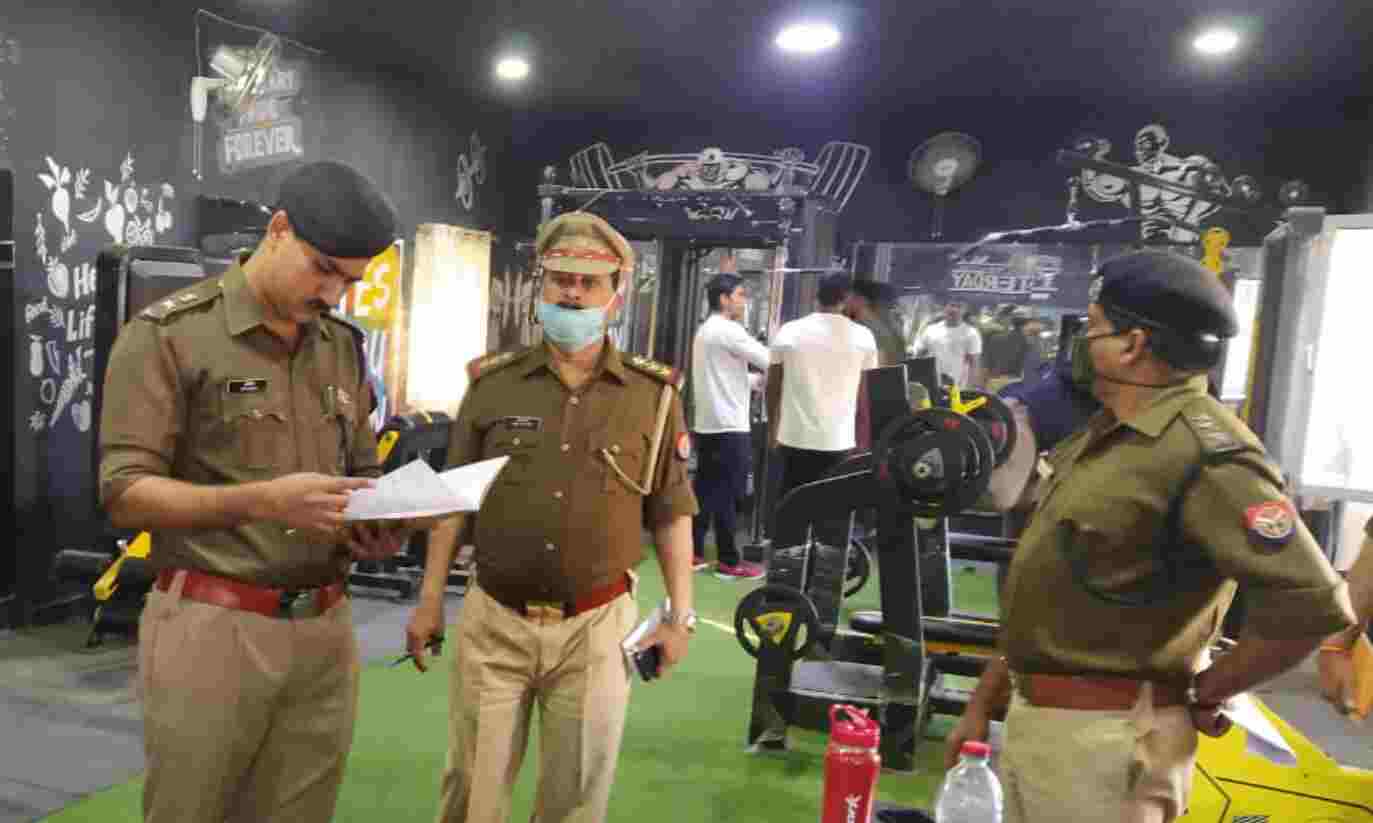 पुलिस कप्तान ने ली साप्ताहिक परेड की सलामी - किया निरीक्षण