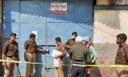 शराब माफियाओं पर मुज़फ्फरनगर पुलिस का हल्ला बोल जारी- सरकार से मिला ईनाम शराब माफियाओं पर मुज़फ्फरनगर पुलिस का हल्ला बोल जारी- सरकार से मिला ईनाम