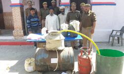 जंगल में शराब निर्माण की फैक्ट्री चलाते तीन गिरफ्तार जंगल में शराब निर्माण की फैक्ट्री चलाते तीन गिरफ्तार