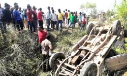 अनियंत्रित हुई स्कूल वैन नहर में पलटी, दर्जनों बच्चे घायल अनियंत्रित हुई स्कूल वैन नहर में पलटी, दर्जनों बच्चे घायल