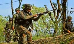 समय 12 घंटेः आमने-सामने से चल रही धड़ाधड़ गोलियां समय 12 घंटेः आमने-सामने से चल रही धड़ाधड़ गोलियां