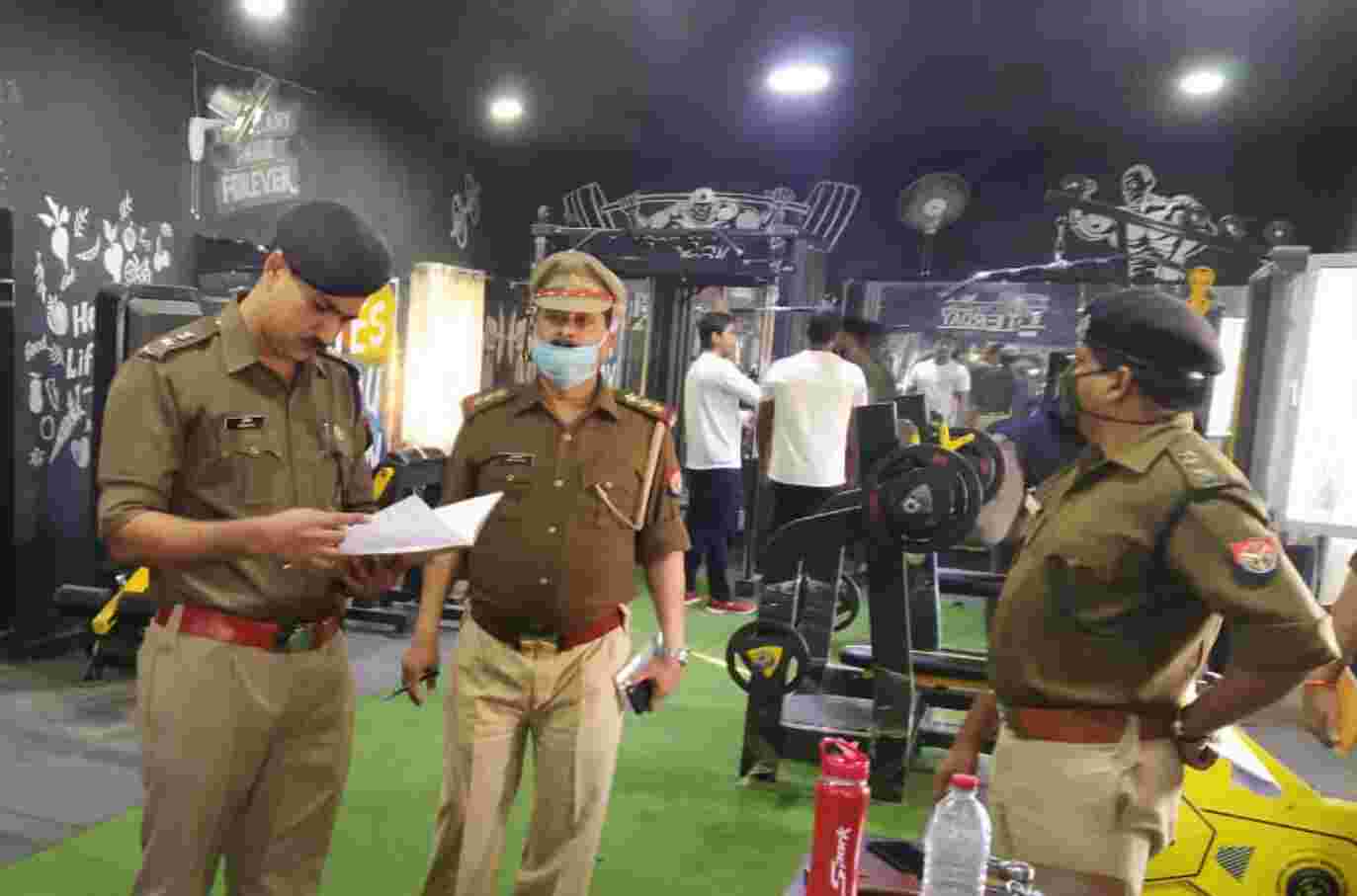पुलिस कप्तान ने ली साप्ताहिक परेड की सलामी - किया निरीक्षण पुलिस कप्तान ने ली साप्ताहिक परेड की सलामी - किया निरीक्षण