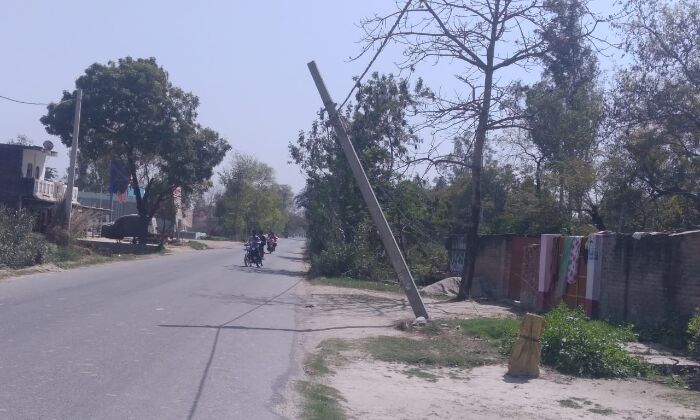 दुर्घटना को दावत दे रहा है क्षतिग्रस्त बिजली का पोल