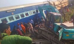 ट्रेन के सामने आई क्रेन- मच गई चीख पुकार