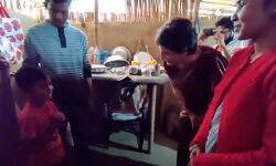 सिलेंडर बहुत महंगा है प्रियंका मैम- लकड़ियों पर बनाती हूं आपके लिए चाय