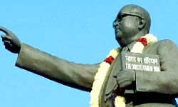 अम्बेडकर की प्रतिमा का किया अभिषेक- अलग-अलग राज्यों से आया जल अम्बेडकर की प्रतिमा का किया अभिषेक- अलग-अलग राज्यों से आया जल