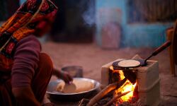 रसोई गैस के बढ़ते दामों से उज्जवला योजना के लाभार्थी फूंक रहे है चूल्हा