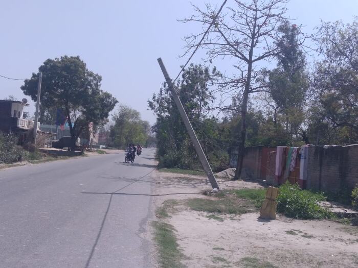 दुर्घटना को दावत दे रहा है क्षतिग्रस्त बिजली का पोल