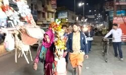 शिव की महिमा- बम बोल बम करते नगर से गुजर रहे कांवड़िये