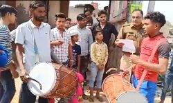ढोल बजाकर पुलिस ने कराई मुनादी- ग्रामीण हुए अलर्ट
