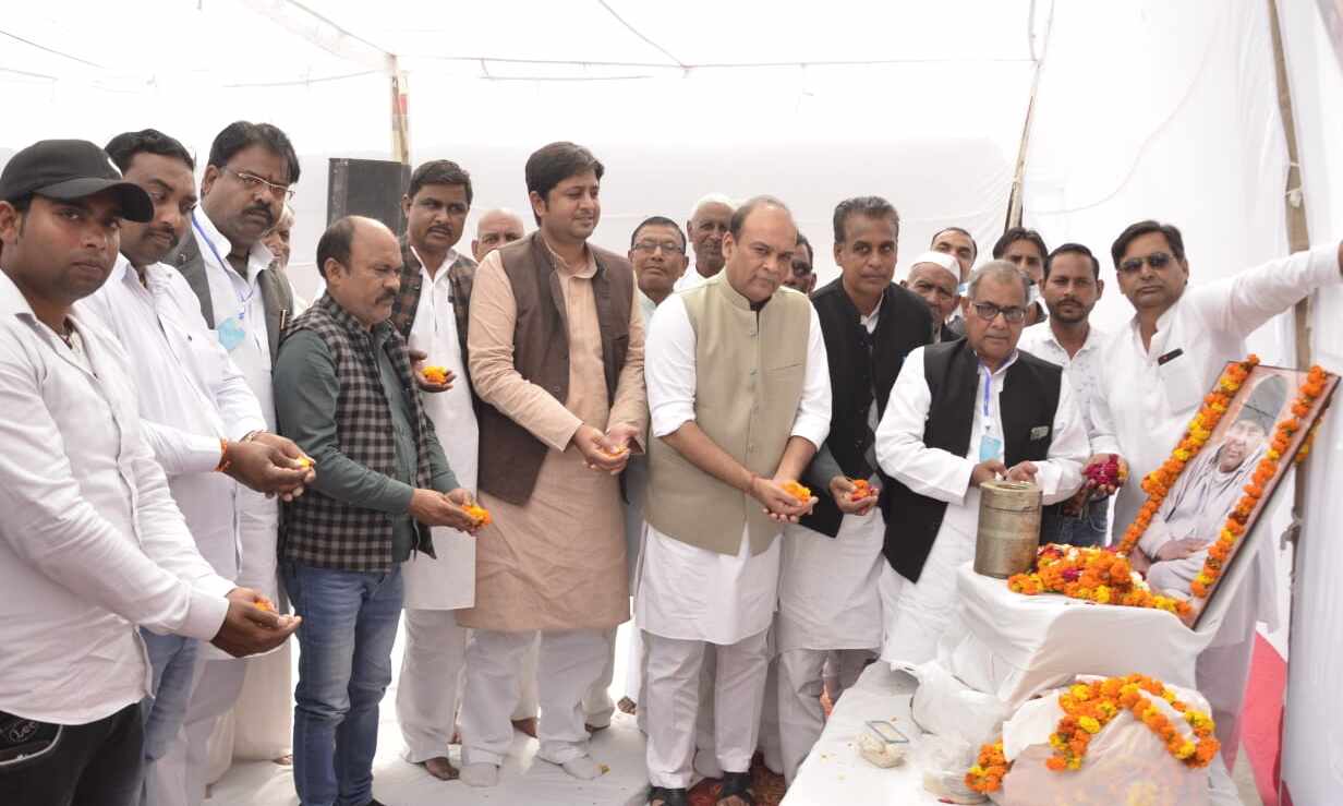 पुण्यतिथि पर सपा नेता रामशरण को दी श्रद्धांजलि