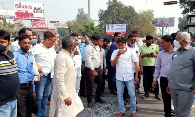 नये शिक्षा विधेयक के विरोध मेें सडक पर उतरे शिक्षक, फूंकी प्रतियां