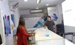 रणचंडी बनी महिलाः खूब ली डंडे से क्लास रणचंडी बनी महिलाः खूब ली डंडे से क्लास