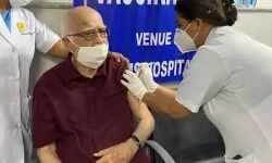 भाजपा के दिग्गज नेता ने लगवाया टीका भाजपा के दिग्गज नेता ने लगवाया टीका