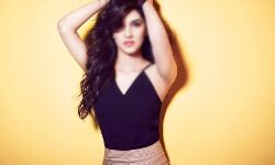 बच्चन पांडे से कृति सैनन का पहला लुक रिलीज