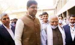 हरियाणा सरकार पर संकट के बादल- रखा अविश्वास प्रस्ताव हरियाणा सरकार पर संकट के बादल- रखा अविश्वास प्रस्ताव