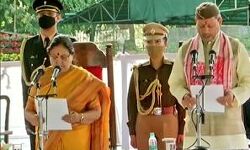 सियासी उठापटक खत्म-तीरथ सिंह रावत ने ली सीएम की शपथ सियासी उठापटक खत्म-तीरथ सिंह रावत ने ली सीएम की शपथ