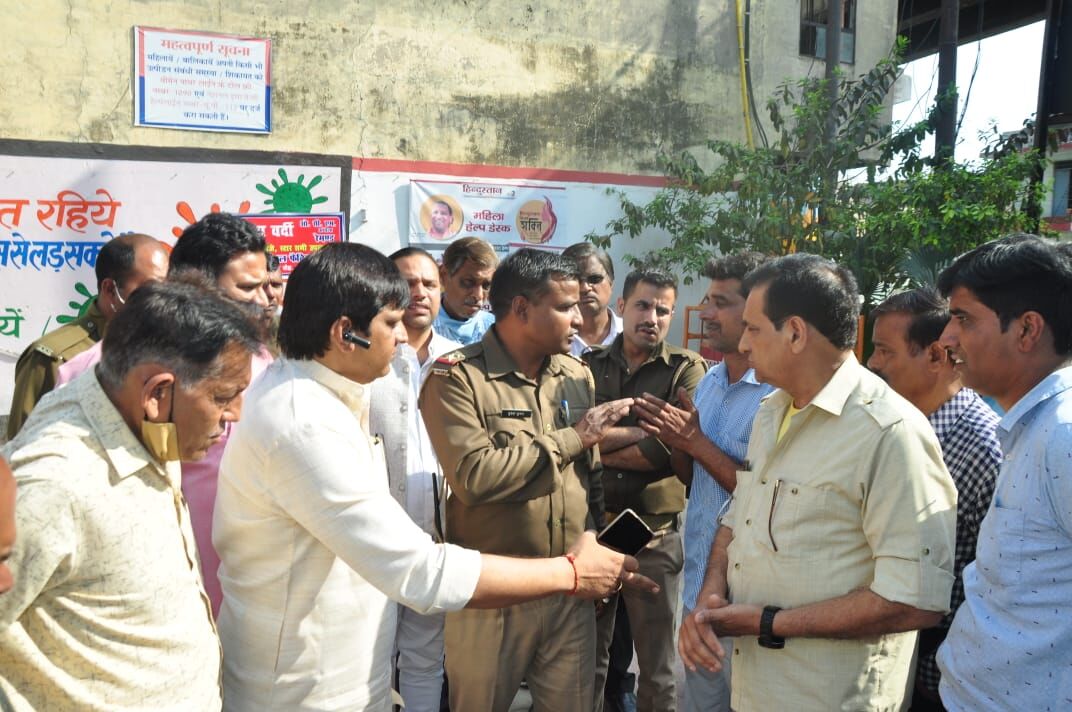 नाबालिग युवकों को हिरासत में लेने पर कोतवाली में हंगामा- दिया धरना नाबालिग युवकों को हिरासत में लेने पर कोतवाली में हंगामा- दिया धरना